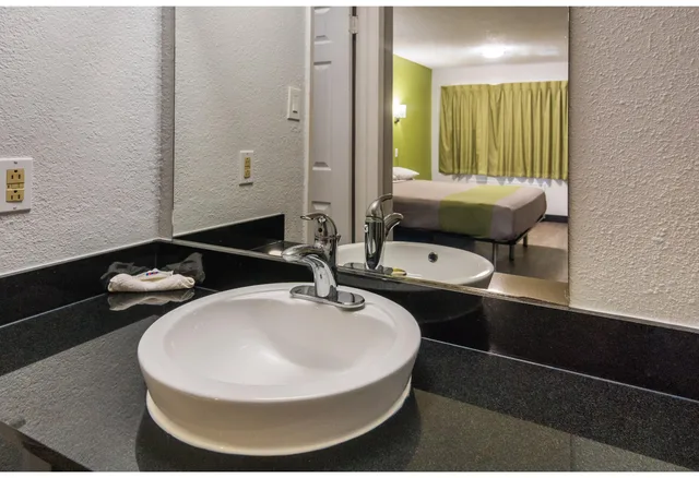 Room, King Bed, Smoking, Motel6 Irving, TX - Loop 12 10/10