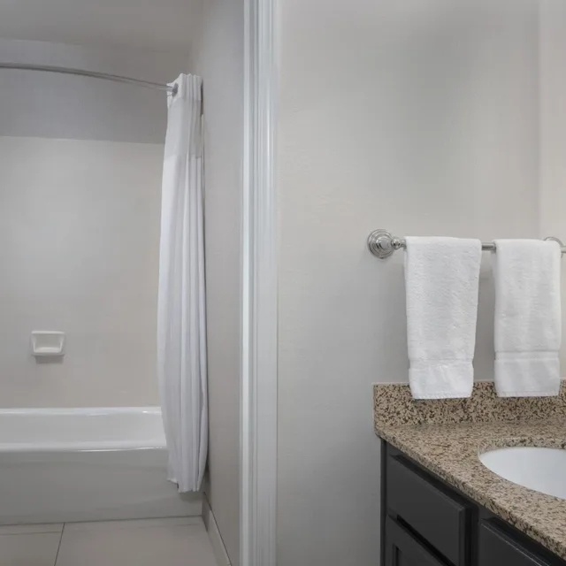جناح بسرير كوين بغرفة نوم واحدة مع أريكة لذوي الإعاقة، Residence Inn Spokane E Valley 7/8