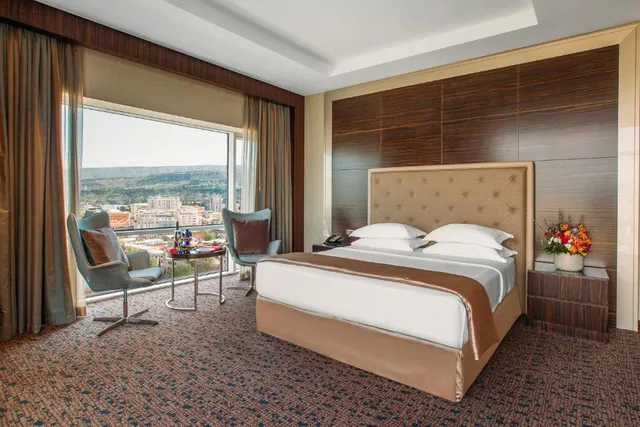 غرفة كلوب بريميوم مفردة بسرير كينج، The Biltmore Hotel Tbilisi 2/3