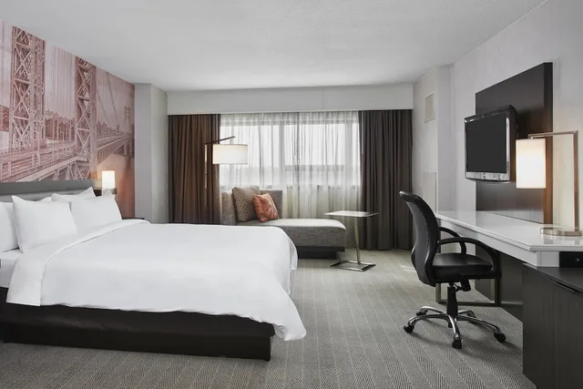 غرفة كلوب بسرير كينج لذوي الإعاقة، Marriott Teaneck at Glenpointe 2/4