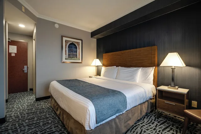 غرفة قياسية بسرير كينج، Monte Carlo Inn Toronto West Suites 3/8