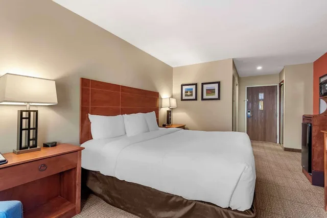 غرفة ديلوكس بسرير كينج مع أريكة، Comfort Inn Augusta Me 6/9