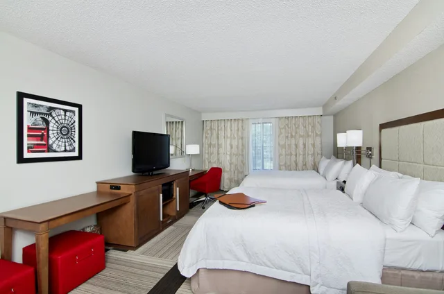 غرفة بسريرين كوين مع أريكة، Hampton Inn Salem 1/10
