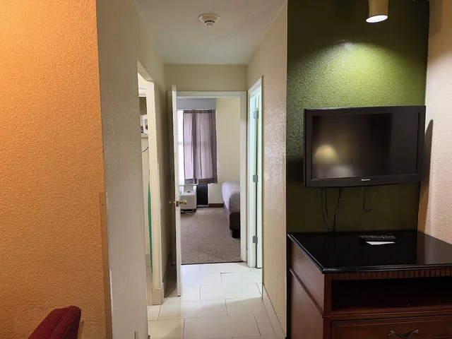 جناح بسرير كوين مع أريكة، Lafayette Inn & Suites 4/4