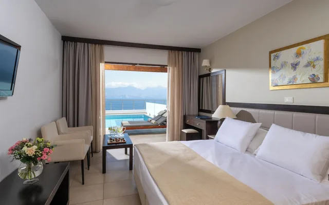 جناح بسريرين منفصلين بإطلالة على البحر مع أريكة بمسبح خاص، Miramare Resort & Spa 3/6