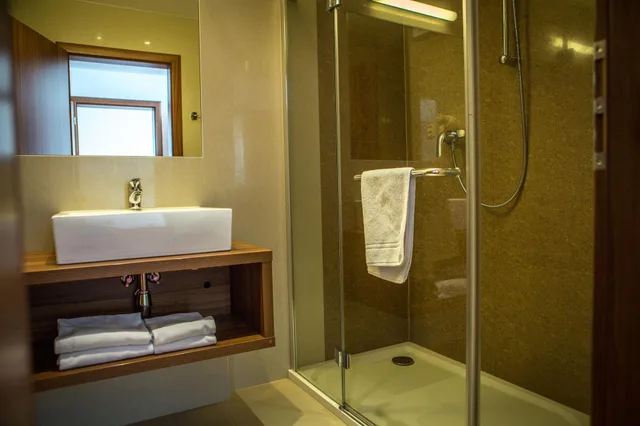 جناح بغرفتي نوم، Hotel Saffron 2/2
