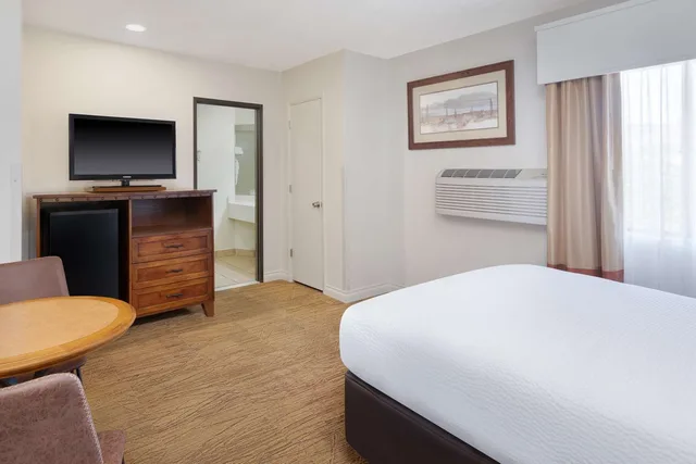 Room, Queen Bed, Best Western Red Hills 2/3