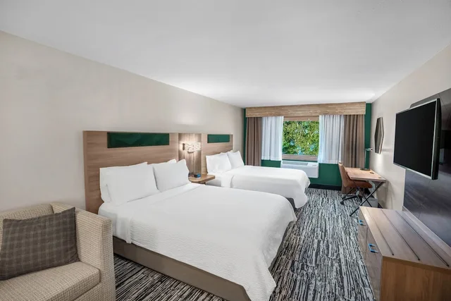 Suite, 2 Queen Beds, Lake View, Holiday Inn Express And Suites Hayward 1/3