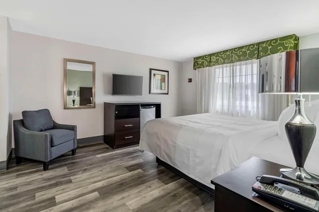 جناح بسرير كينج، Quality Inn Siloam Springs 4/6