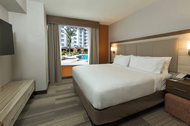 جناح بسرير كينج بغرفة نوم واحدة بحوض استحمام لذوي الإعاقة، Holiday Inn Express & Suites S Lake Buena Vista, an IHG Hotel 1/2