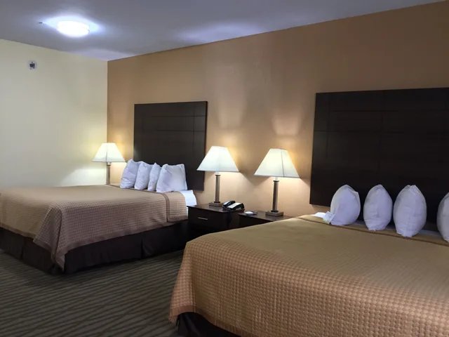 2 Queen Beds - Mob Acc RI Shwr Nsmk Micfridg، Studio6 Suites Pasadena, TX 3/8