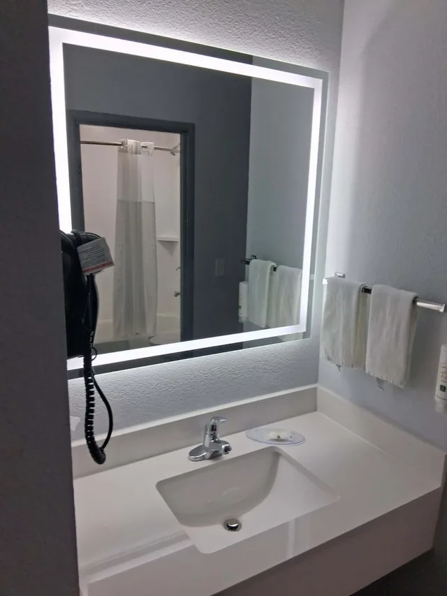 غرفة بسرير كينج لذوي الإعاقة، Quality Inn New Martinsville, WV 4/8