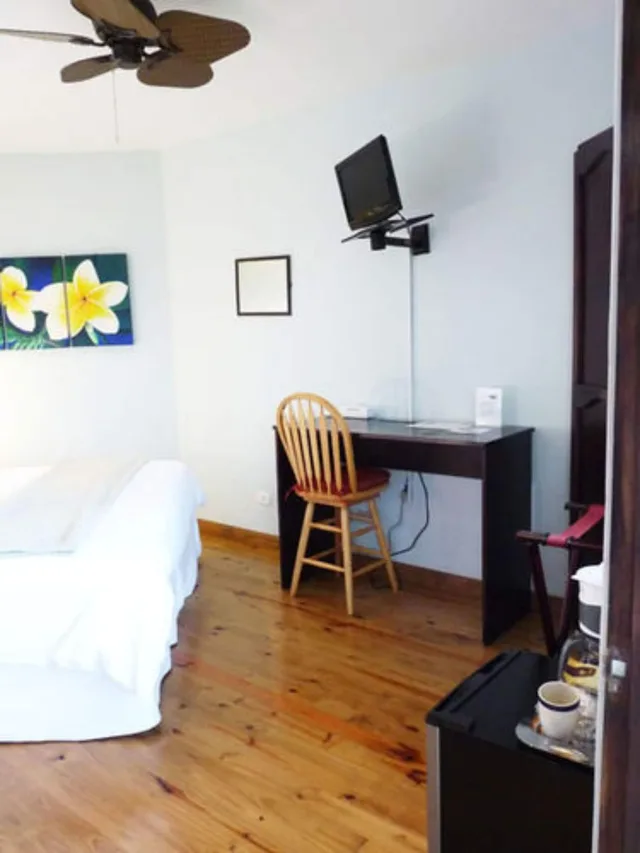 غرفة عائلية، Out of Bounds Hotel 3/7
