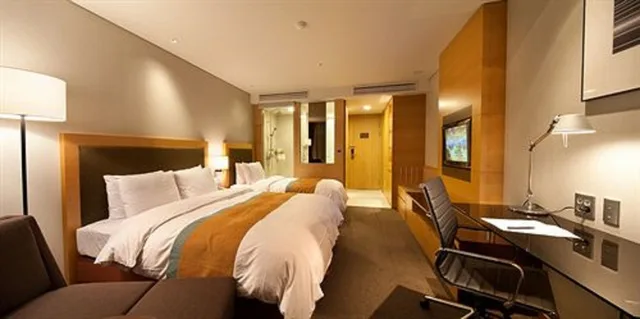 غرفة ديلوكس عائلية بسريرين منفصلين وسرير كينج وسرير فردي، Hidden Bay Hotel 2/3
