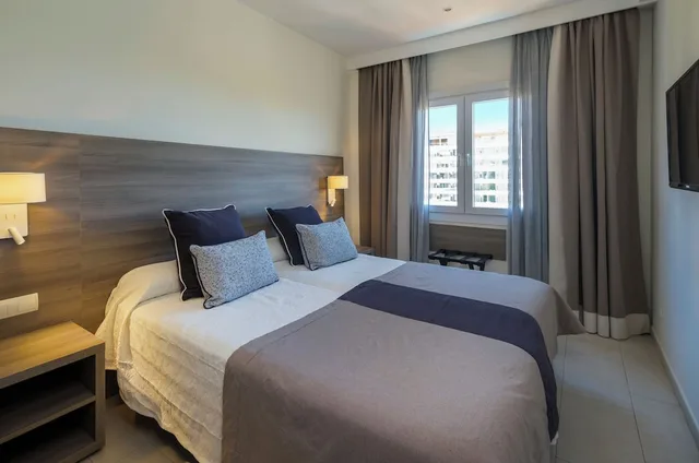 شقة بسريرين منفصلين بإطلالة على البحر بغرفة نوم واحدة مع أريكة، Cabot Tres Torres Apartamentos 1/10