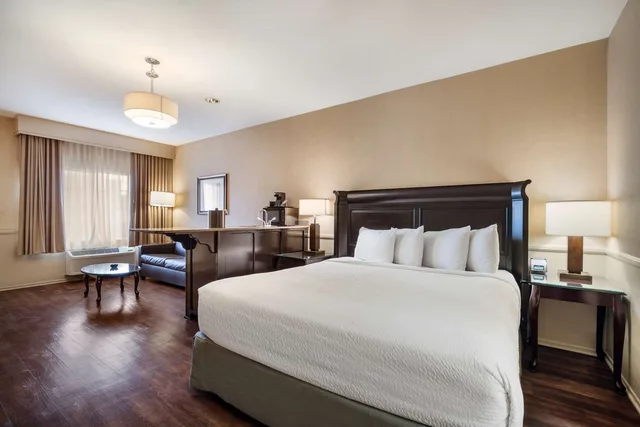 جناح بسرير كينج مع أريكة للمدخنين، Best Western Corona Hotel and Suites 1/2