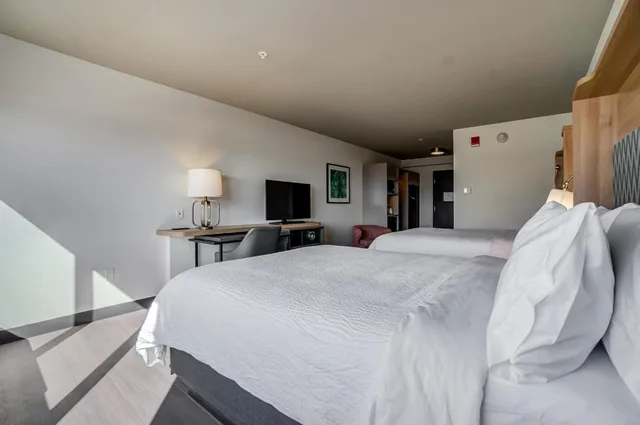 غرفة قياسية بسرير كينج وسريرين كوين، Holiday Inn Gatineau – Ottawa 4/10