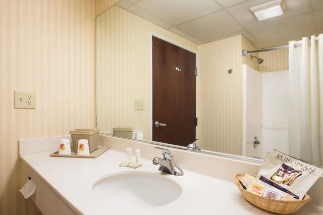 غرفة قياسية بسرير كينج، Super 8 by Wyndham Grayville 8/8
