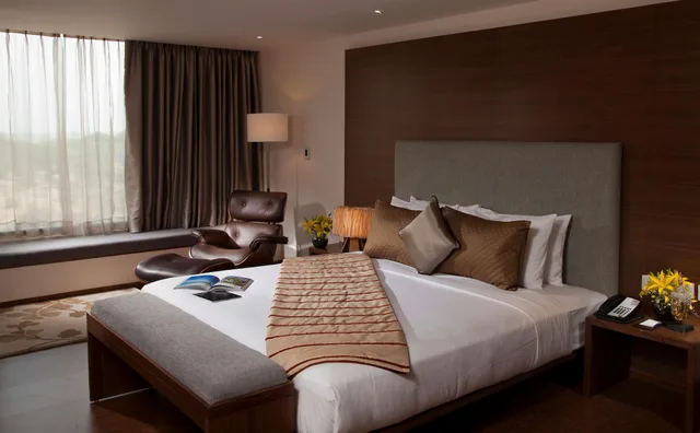 غرفة بزنس، Radisson Blu Plaza Hotel Hyderabad Banjara Hills 2/6