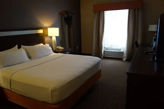 جناح بسرير كينج بحوض جاكوزي، Holiday Inn Express Hotel Amp Suites Watertown Thousand Island 1/6