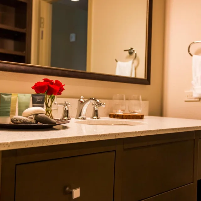 Suite, King Bed, River Front, Top Floor، The Lodge at Columbia Point 9/10