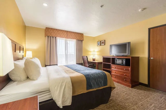 غرفة قياسية بسرير كينج، Comfort Inn & Suites Cedar City South, UT 3/8