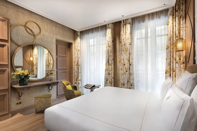 Privilege, Queen Bed, Street View, City View، Le Demeure Montaigne 2/7