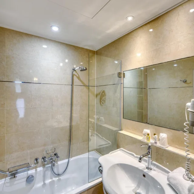 Superior, King Bed, Hotel Belfast 8/10