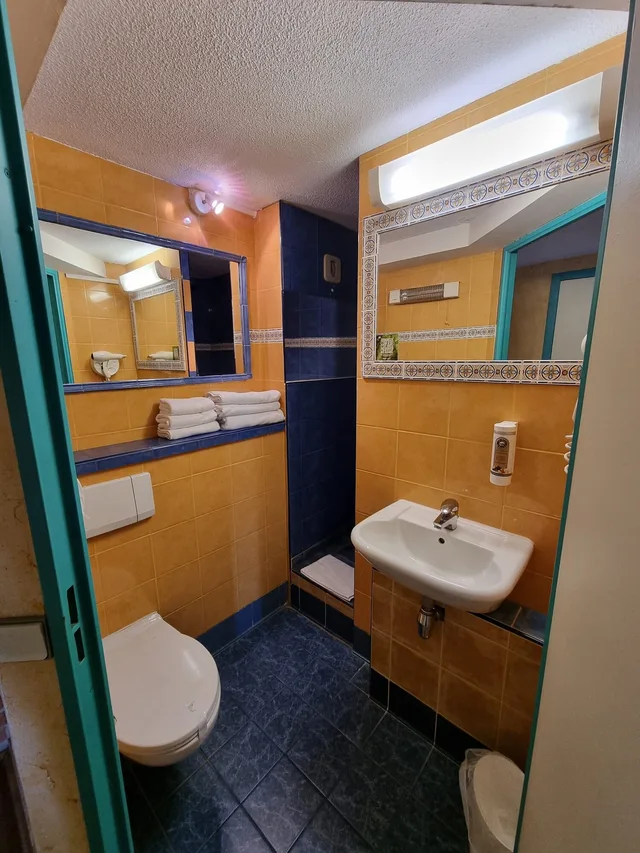 غرفة رباعية بسرير مزدوج وسريرين منفصلين، Hotel Le Relais Pau Lons 5/5