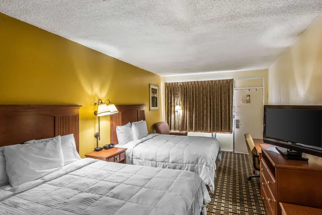 غرفة بسريرين كوين للمدخنين، Econo Lodge Byron near Historic District - Warner Robins 2/5