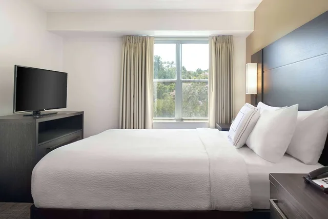 جناح بسرير كوين بغرفة نوم واحدة مع أريكة لذوي الإعاقة، Sonesta ES Suites Raleigh Cary 1/2