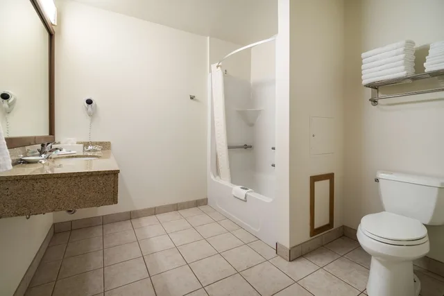 جناح عائلي بسرير كينج وسريرين كوين، Best Western Golden Spike Inn & Suites 6/7