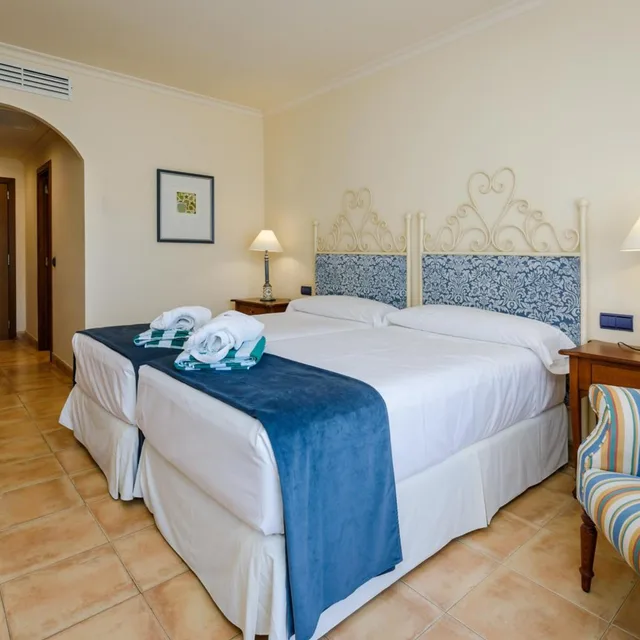 غرفة قياسية بسريرين منفصلين، La Quinta Menorca by PortBlue Boutique - Adults Only 1/4