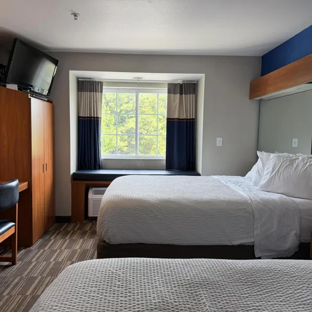 غرفة بسريرين كوين يُسمح فيها بالحيوانات الأليفة، Microtel Inn & Suites Huntsville 1/8