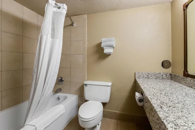 غرفة بسرير كينج لذوي الإعاقة، Quality Inn & Suites Des Moines - Merle Hay Road 2/2
