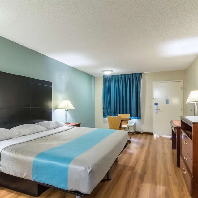 1 King Bed - Non-Smoking, Mini Fridge، Motel6 Kenly, NC 2/9
