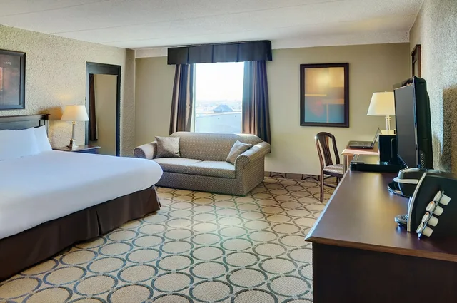 غرفة بسرير كينج مع أريكة، Radisson Hotel Fort St. John, BC 4/6