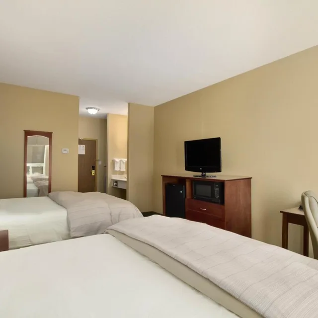 غرفة بسريرين كوين يُسمح فيها بالحيوانات الأليفة، Days Inn and Suites By Wyndham Brandon 4/6
