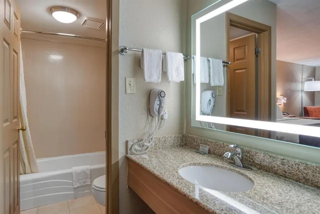غرفة بسرير كينج بحوض استحمام لذوي الإعاقة، Best Western Vicksburg 8/8