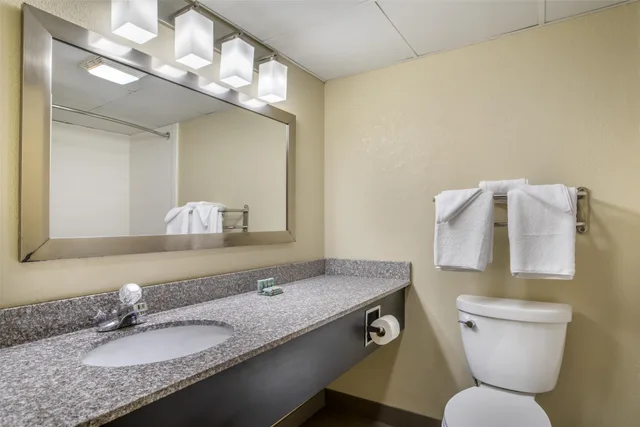 غرفة بسرير كينج بشرفة بجاكوزي، Best Western Plaza Inn 3/4