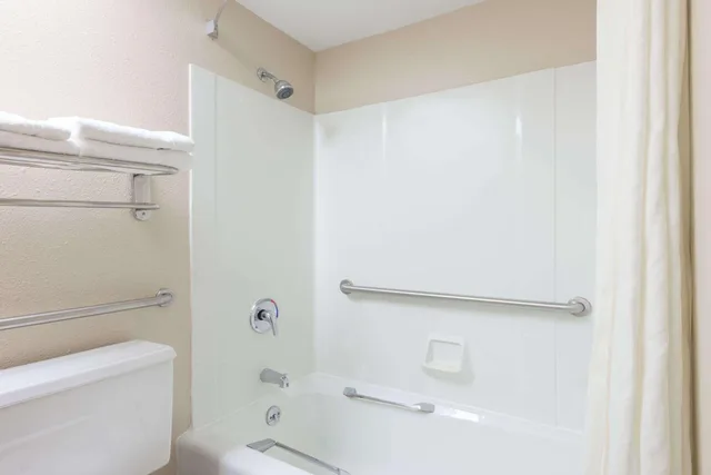 غرفة بسرير كينج لذوي الإعاقة، Super 8 By Wyndham St Charles 10/10