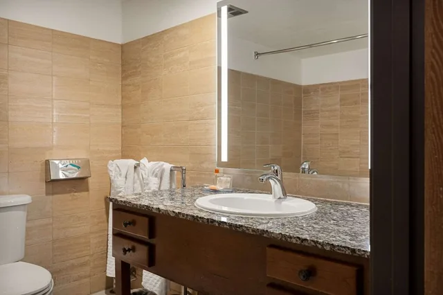 غرفة قياسية بسريرين كوين، Chateau Big Bear Boutique Hotel, BW Signature Collection 4/6