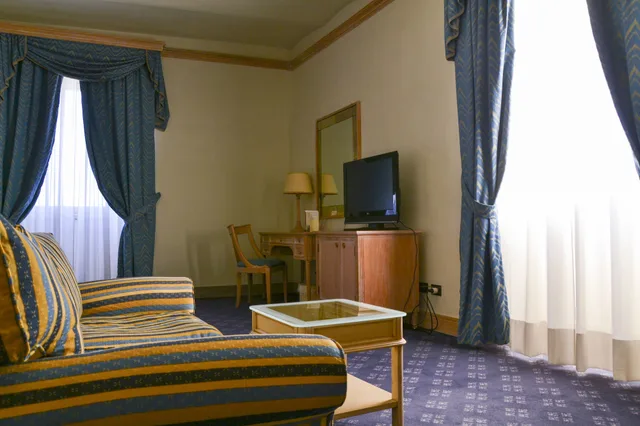 جناح جونيور بسرير مزدوج بإطلالة على البحر بشرفة مع أريكة، Hotel de La Ville 2/5