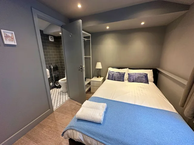 غرفة بسرير مزدوج بحمام خاص، Monopoly Accommodations 2/4