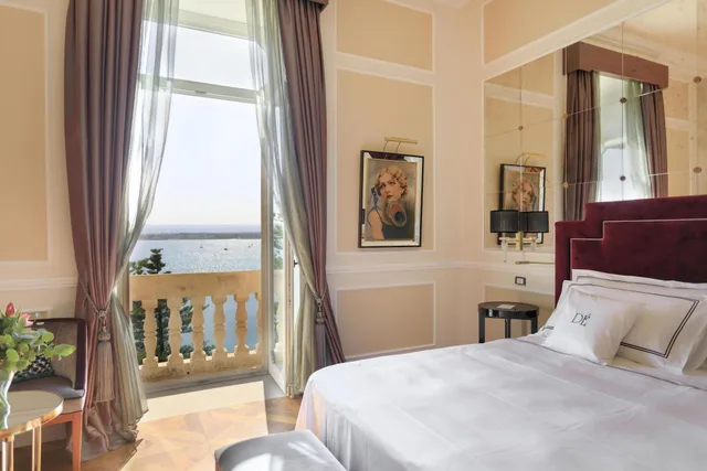غرفة ديلوكس بسرير كينج، Grand Hotel Des Etrangers 1/3