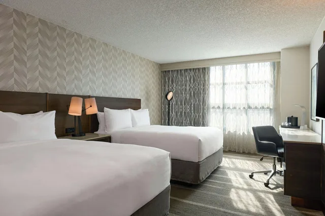 غرفة رباعية بسرير كوين لذوي الإعاقة، Renaissance Los Angeles Airport Hotel 1/3