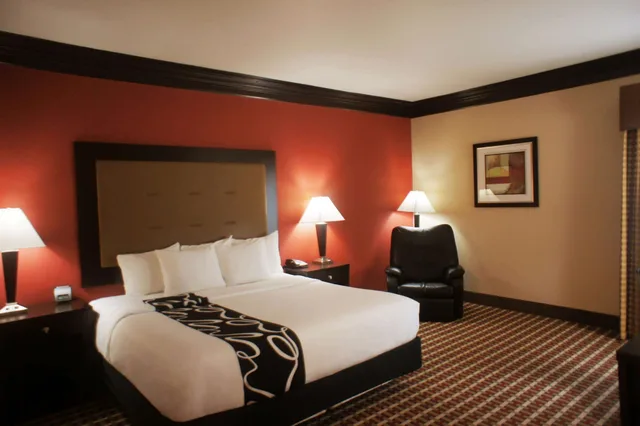 غرفة بسرير كينج، La Quinta Inn Suites Little Rock Bryant 1/6