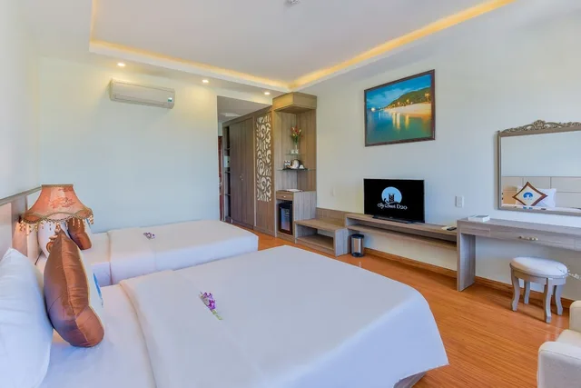 غرفة بريميير بسريرين منفصلين بإطلالة على البحر بغرفة نوم واحدة، Sky Beach D20 Nha Trang Hotel 4/5