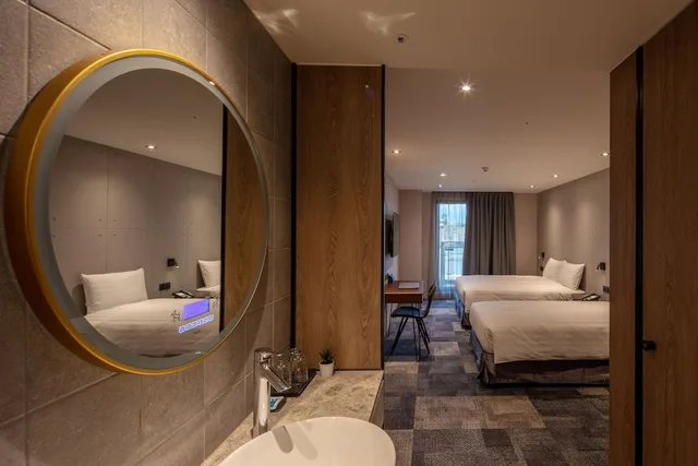 Deluxe, Triple, 1 Double and 1 Single Bed, Roaders Plus Hotel Theme 3/3