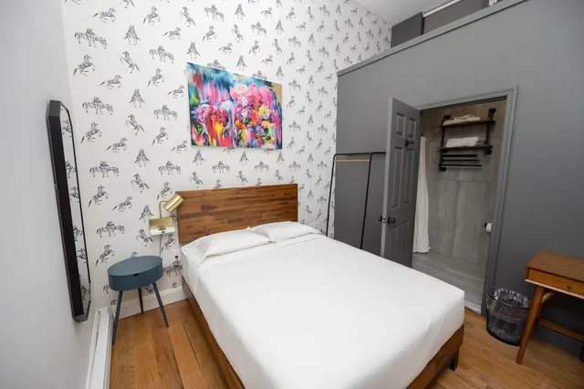 جناح بسرير كوين، The Flat NYC 1/5